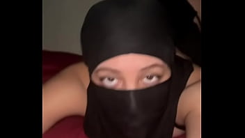 Tampilan Bokong Muslimah Berhijab – Gadis Arab Nakal Menggoyangkan Pantat Dan Memainkan Bokongnya Yang Menggoda