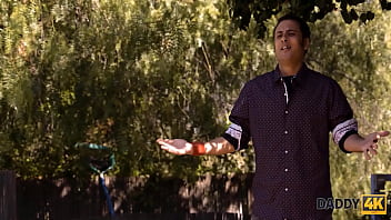 Gadis Nympho Menggoda Ayah Pacar Untuk Bercinta Panas Di Hari Musim Panas