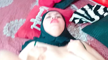 Wanita Berhijab Digerogoti Sampai Muncrat Dan Wajahnya Penuh Cairan Pria – Masuk Sampai Dalam.
