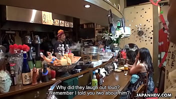 Menggoyang Dua Cewek Genit Yang Pengen Sake Dan Bagel Roll