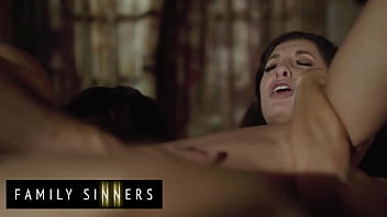 Saat Nafsu Membara, Silvia Sage Tak Tahan Lagi Dan Menghibur Diri Di Pelukan Seth, Anak Tirinya Yang Gagah