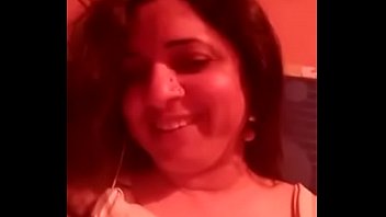 Gadis India Yang Menggoda Dengan Lekuk Tubuh Memikat