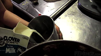 Gadis Pirang Goyang Hot Di Kafe, Bikin Nafsu Melejit!