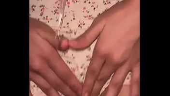 Perempuan Berhijab Muslim Mengelus Klitoris Basahnya Dan Memuaskan Vaginanya Dengan Jari-jari Liar