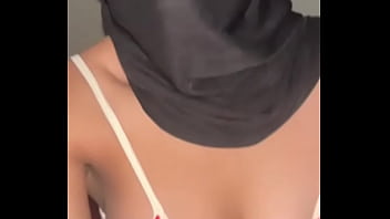 Goyangan Liar Payudara Montok Hijabi Nakal | Gadis Muslim Arab Genit Pamer Tetek Sempurna