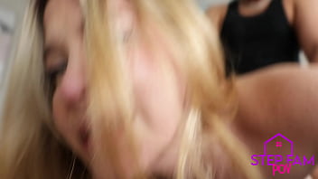 Kakak Tiriku Yang Pirang Membantuku Dengan Cara Yang Menggoda – Becky Summer