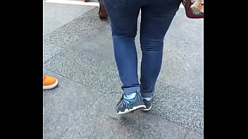 Pantat Seksi Gadis Tionghoa Menggoda Di Jalanan