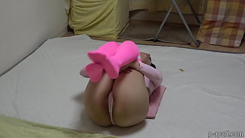 Gadis Jepang Bergoyang Dalam Leotard Pink Yang Ketat