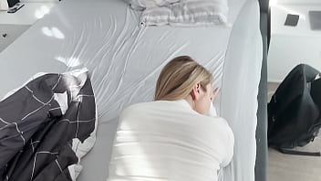 Anak Tiriku Mendengar Mimpi Panas Ibunya Sebelum Perjalanan – Ibu Tiri Merengek Minta Dikentot!