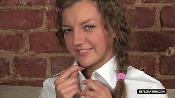 Remaja Rusia Pirang Basah Sambil Memuaskan Nafsu Sendiri