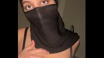 Payudara Arab Montok Bergoyang Di Balik Hijab • Muslimah Ini Dijilat Dan Digoda Di Depan Kamera