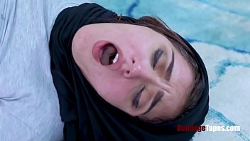 Gadis Berhijab Dihardiki Stepbrother Sampai Lumer – Jezebeth