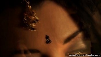 Gadis Brunet Mengidamkan Naluri Liar Pria Asia