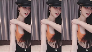 Cô Gái Trung Hoa Quyến Rũ Phô Bày Mái Tóc Dài Khiêu Vũ