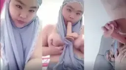 Gadis Berkerudung Abu-abu Telanjang Mengocok Memeknya