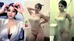 Gadis Manis Mandi Dengan Pakaian Renang Ketat