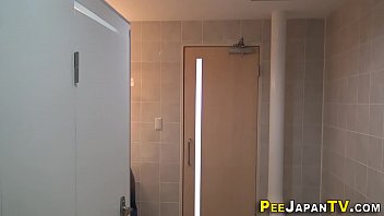 Gadis Jepang Direkam Saat Buang Air Kecil