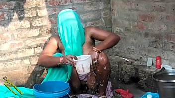 Video Mandi Seksi Radhika Desa India Dalam Bahasa Hindi