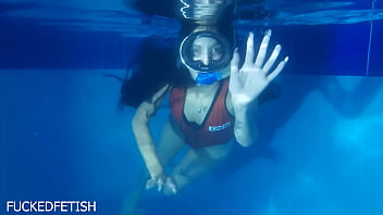 Helen Bintang: Bikini Seksi, Topeng Malam, Dan Kolam Yang Menggoda