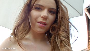 Gadis Rusia Montok Dengan Payudara Besar Bermain Dildo Dan Menyebarkan Susu