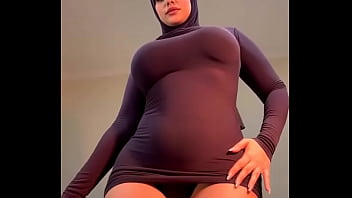 Gadis Berhijab Yang Seksi Menggoyangkan Tubuhnya Dengan Penuh Gairah