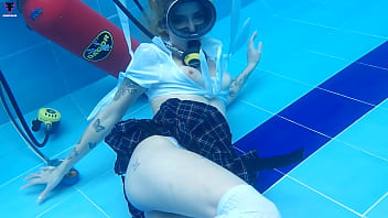 Ashlee Rose Menggoda Dengan Rok Sekolah Basah Saat Menyelam, Rilis Minggu Ke-49