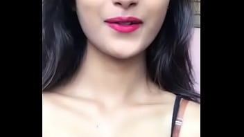 Gadis Seksi Menggoda Dengan Kedip Mata Yang Menggairahkan