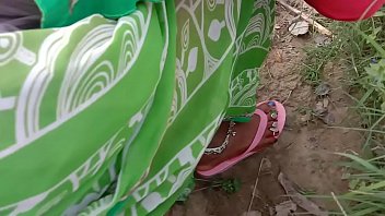 Desi Bhabhi Digoda Di Ladang, Ngentot Di Alam Terbuka