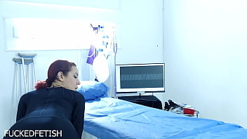 Sattira Yang Kurus Dan Panas Dalam Gaun Renang Yang Menggoda