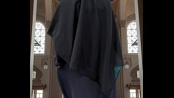 Mencoba Abaya Dan Hijab Dengan Gaya Yang Menggoda
