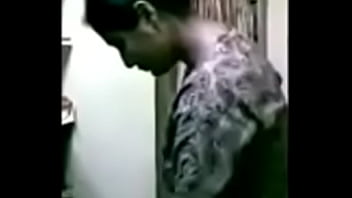 Desi Bengali Ibu Rumah Tangga Dengan Payudara Besar Menggairahkan
