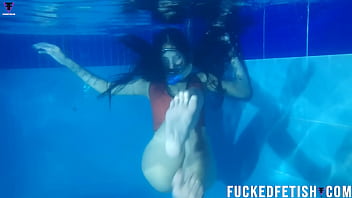 Topeng Selam Helen Star Yang Menggoda Di Kolam Renang