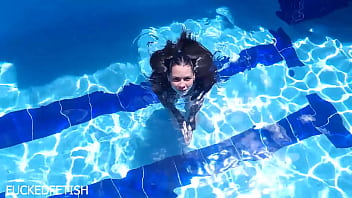 Jessica Bunny Yang Menggoda Di Bawah Air