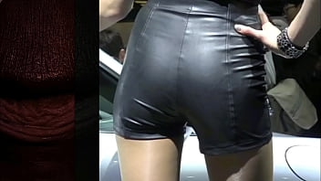 Gadis Tionghoa Menggoda Dengan Celana Kulit Panas Yang Menggairahkan