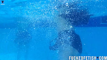 Yessica Bunny Dan Helen Star, Duo Seksi Menggoda Di Kolam Renang