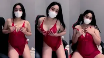Dhea Bergaya Dengan Lingerie Merah Transparan Yang Menggoda