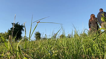 Milf Bergairah Dengan Pantat Montok Dalam Gaun Membungkuk Dalam-dalam, Memperlihatkan Dirinya Buang Air Kecil Di Alam Terbuka