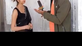 Gadis Orkes India Menggoda Reporter Berita Dalam Adegan Panas Ala Desi