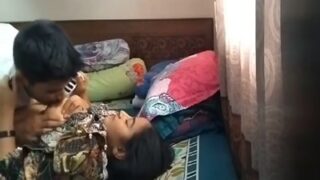 Pria Yang Baru Bertunangan Nikmati Bercinta Amatir Dengan Pacar Polosnya