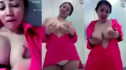 Tante Bunga Melepas Bra, Meremas Payudara Sambil Mengeluarkan Desahan Erotis