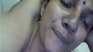Tante Tamil Bugil Memamerkan Payudaranya Dalam Panggilan Video Langsung