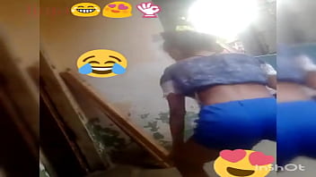 Gadis Menggoyangkan Pantatnya Dengan Liar Di Siaran Langsung