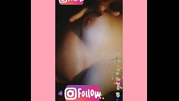 Mamerkan Payudara Di Live Instagram.