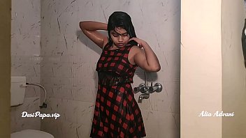 Gadis Desi Alia Advani Mandi Basah-basahan