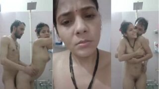 Bokep India Panas: Bhabhi Dan Devar Menggoda Di Kamar Mandi