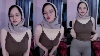 Cewek Berjilbab Goyang Montok Di Live Streaming