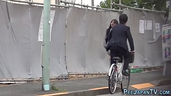 Pelacur Jepang Mengencingi Alam Terbuka