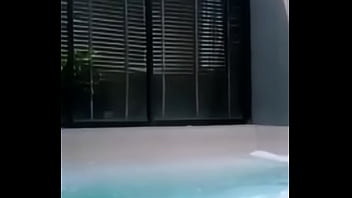 Live Hot Mona: Aksi Panas Di Kamar Mandi