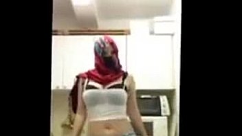 Desi Memamerkan Tubuhnya Dalam Pose Seksi Untuk Kamera