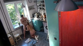 Gadis Pirang Amatir Menggoda Ayah Tiri Dewasa Di Dapur
